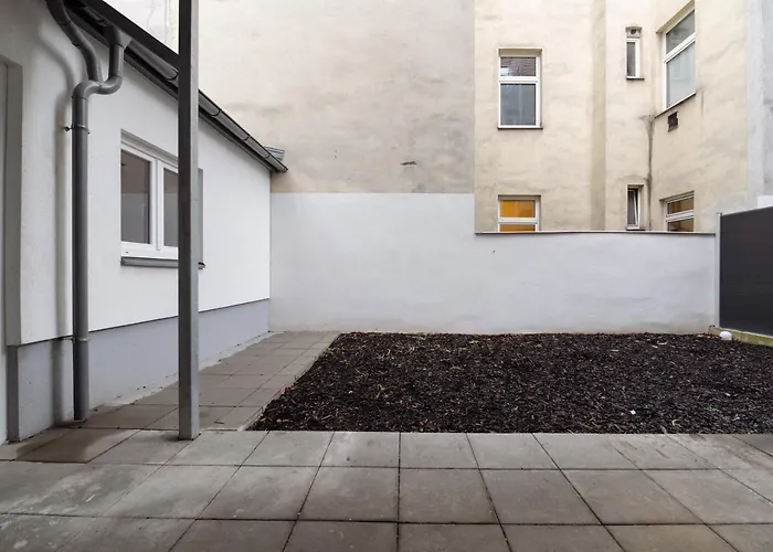 Stylish & Modern Apartment - Private Garden & Free Parking