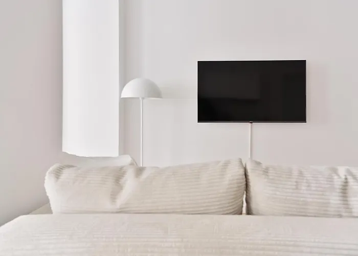 Stylish & Modern Apartment - Private Garden & Free Parking