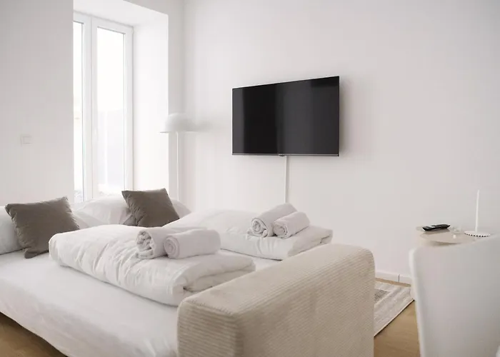 Stylish & Modern Apartment - Private Garden & Free Parking